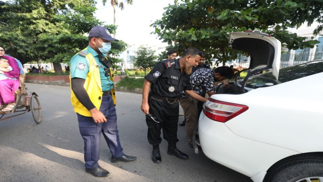 Police and RAB conduct vehicle checks at Dhanmondi 32 on National Mourning Day. Photo: A H Mintu/V7N