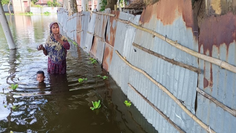 "400 families in Chilmari, Kurigram are submerged due to severe flooding. Local residents, including Rina, Anicha, Rahima, and Marjina Begum, face significant challenges as water levels remain high in their homes." Photo: Voice7 News
