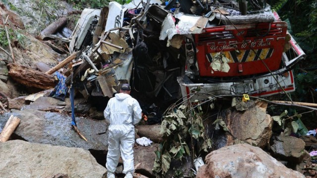17 Killed as School Bus Plunges into Ravine in Northwestern Colombia