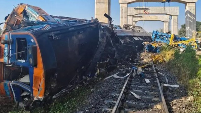 Crane Collapse on Moving Train Kills 22 in Thailand