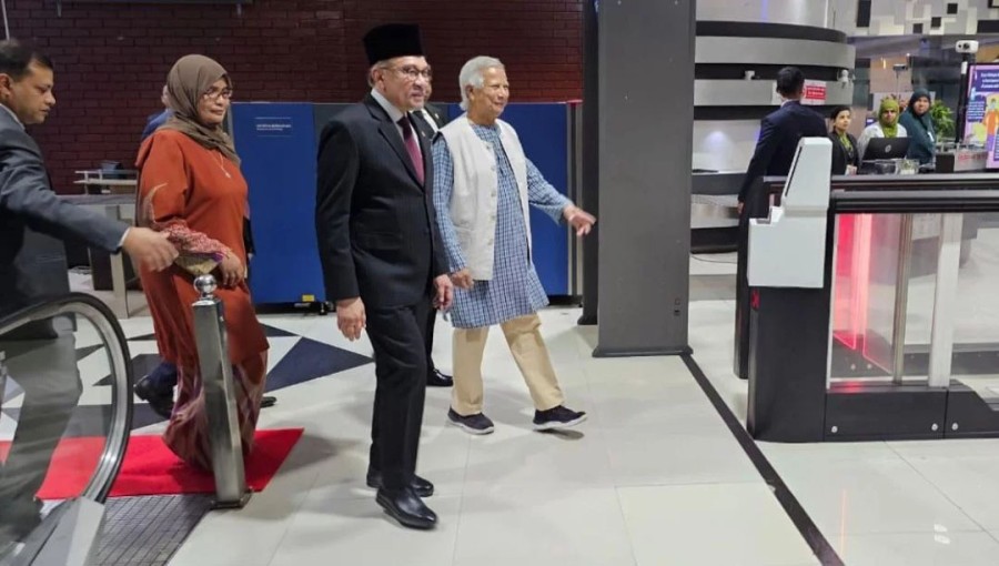 Chief Adviser Dr Muhammad Yunus receives Malaysian Prime Minister Anwar Ibrahim at Hazrat Shahjalal International Airport in Dhaka on Friday, October 4, 2024.