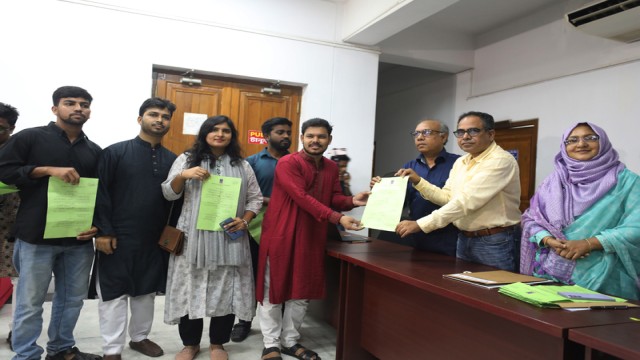 Students submit nomination papers for DUCSU and hall union elections 2025 at Dhaka University’s Senate Building on August 20. Photo: AH Mintu/V7N