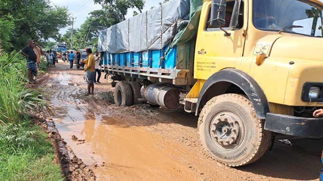 Passengers face severe difficulties navigating pothole-ridden Tanore-Cossimbazar and Chowbaria roads in Rajshahi, where large potholes have disrupted traffic and caused frequent vehicle breakdowns. (Photo: V7N)