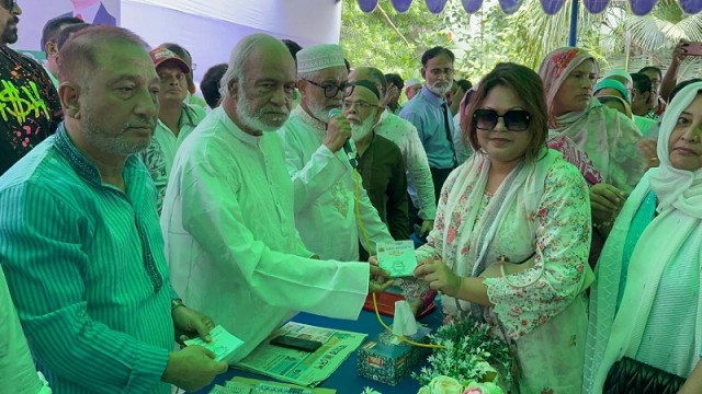 BNP Standing Committee Member Dr. Abdul Moyeen Khan oversees the distribution of new membership and renewal forms during a grassroots mobilization event in Rajshahi, part of the party’s national campaign ahead of the upcoming elections.
