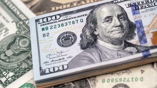 US Dollar Falls to Four-Year Low as Gold Prices Surge Amid Global Volatility