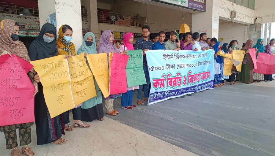 Post-graduate trainees and intern physicians who were agitating for a four-point demand in Khulna.