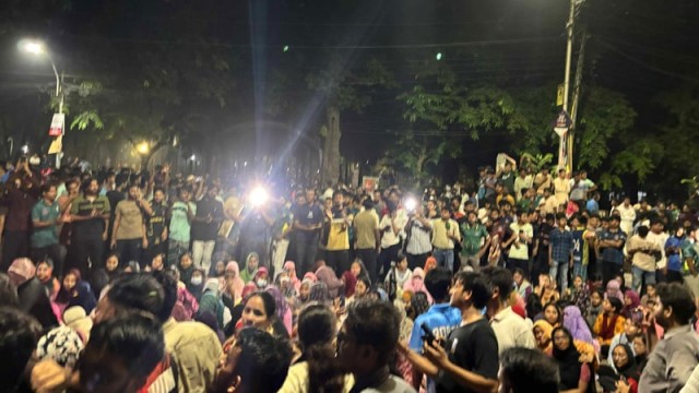 Students Hold Midnight Protest at DU Over Chatra Dal Hall Committees