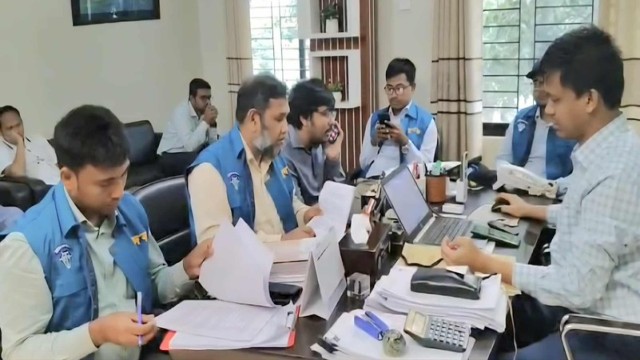 Officials from the Anti-Corruption Commission (ACC) inspect documents during a raid at the Department of Public Health Engineering (DPHE) office in Rangamati on August 21, 2025.  Photo: V7N