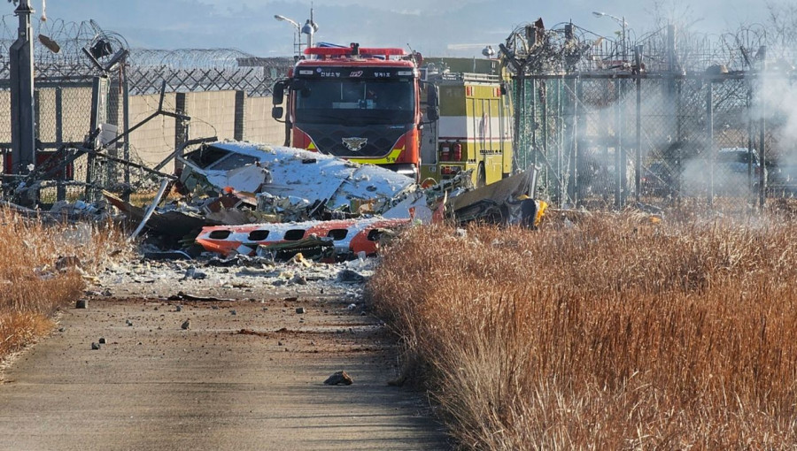 29 Dead as Jeju Air Plane Crashes on Landing in South Korea