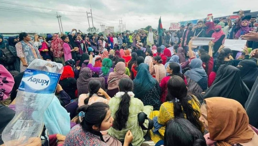 Student's Protest Blocks Dhaka-Tangail Highway.