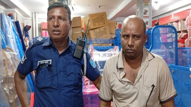 Traffic policeman Abdul Hai, assisted by locals, detains a robbery suspect outside the Sonali Bank branch in Tangail on May 4, moments after the attempted snatching of Tk 50,000 from an elderly man.