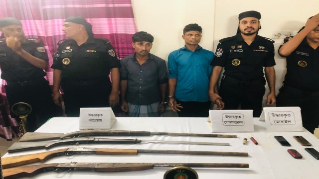 RAB-15 officials present two arrested suspects along with recovered homemade firearms and ammunition at a press briefing in Cox’s Bazar following a robbery and murder in Ukhiya.