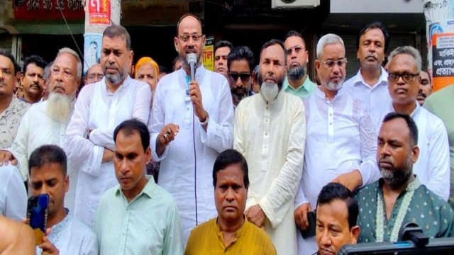 BNP’s Publicity Secretary Sultan Salahuddin Tuku speaks at a human chain in front of Tangail Press Club on July 19, protesting derogatory remarks against Ziaur Rahman and Tarique Rahman.