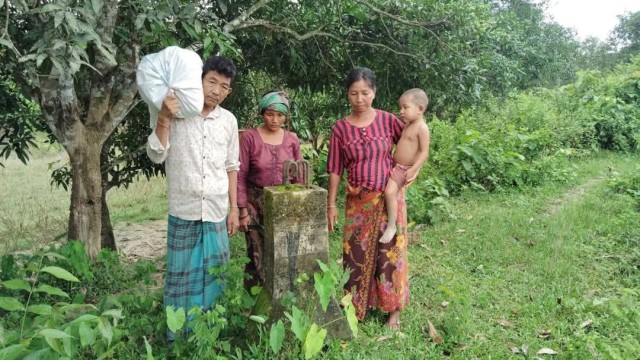 A Tanchangya refugee family voluntarily returns to Myanmar through the Ghumdhum border after taking shelter in Bangladesh. (Photo: V7N)