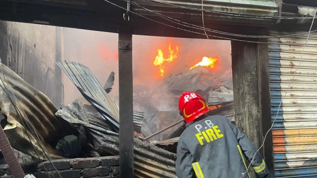 Fire Breaks Out at Plastic Godown in Lalbagh, Fire Service Responds