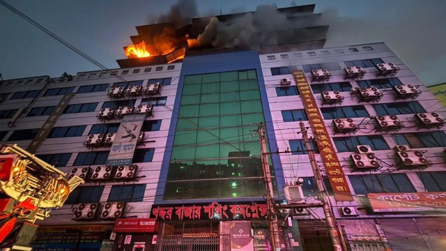Fire Breaks Out at Under-Construction Khaddar Bazar Market in Gulistan