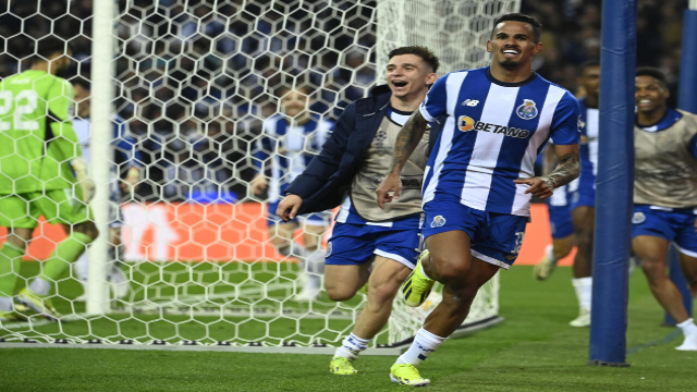 Galeno stuns timid Arsenal with late Porto winner