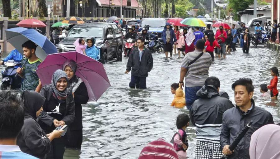 Heavy Rains Cause Severe Flooding in Malaysia, Thousands Evacuated