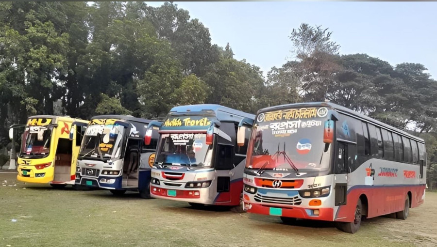 IU Students Protest: Islamic University students detain five buses in protest over the alleged assault of a fellow student by the driver and helpers of Gorai Poribahan.