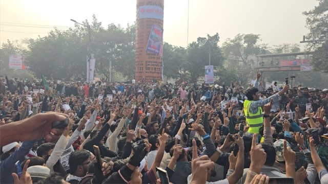 Traffic Blocked at Shahbagh as Inqilab Manch Demands Justice for Sharif Osman Hadi