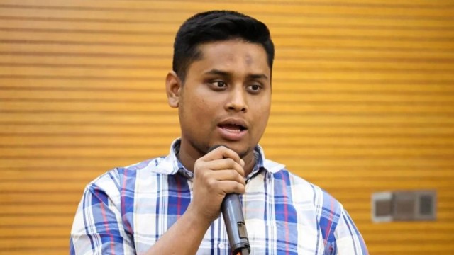 Hasnat Abdullah Demands Withdrawal of EC Ban on Mobile Phones at Polling Stations