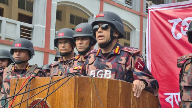 File photo: Director General of Border Guard Bangladesh (BGB) Maj Gen Mohammad Ashrafuzzaman Siddiqui speaking in a press briefing held at Ghumdhum High School in Naikhongchhari.