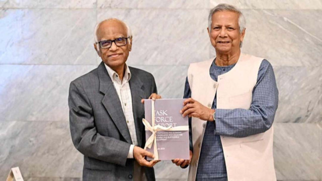 Adviser Wahiduddin on 31 Jan handed over the report of a task force to Chief Adviser Muhammad Yunus. Photo: CA Press Wing