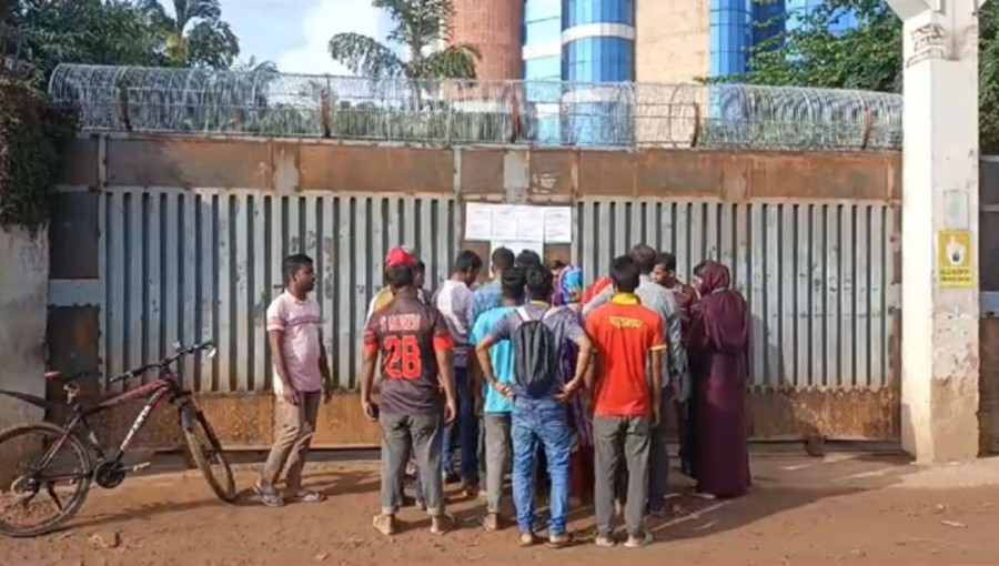 Workers in front of a factory in Ashulia reading closure notice today (11 September).