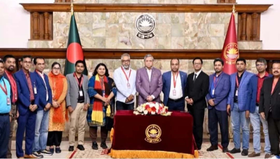 The President with the newly elected executive committee members of the Dhaka Reporters Unity DRU at Bangabhaban on Sunday, January 19, 2025.