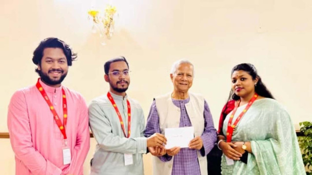 A delegation, led by Abdul Hannan Masud, deliveries the invitation letter to Chief Adviser Prof Muhammad Yunus. Photo: Facebook/Abdul Hannan Masud