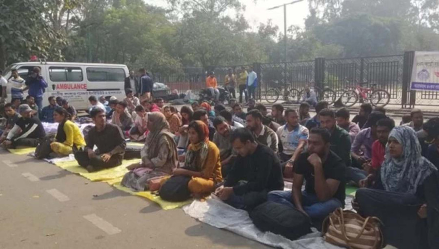 A group of 321 dismissed trainee sub-inspectors (SIs) from the 40th batch hold their sit-in protest in front of the Secretariat.