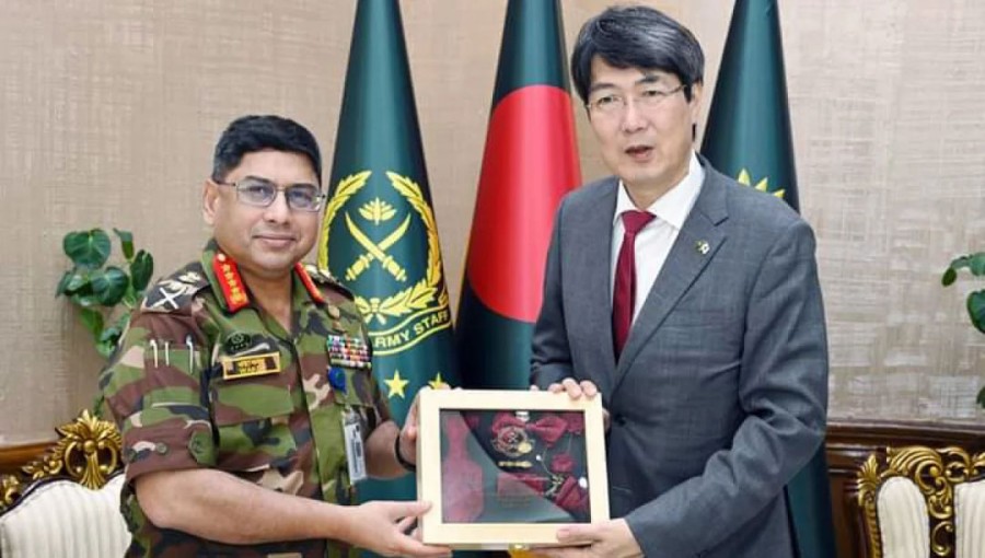 Bangladesh Chief of Army Staff General Waker-Uz-Zaman (L) and Japanese Ambassador to Bangladesh Iwama Kiminori.