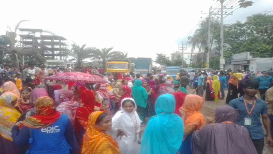 Workers block Bypail-Abdullahpur road on 4 September 2024