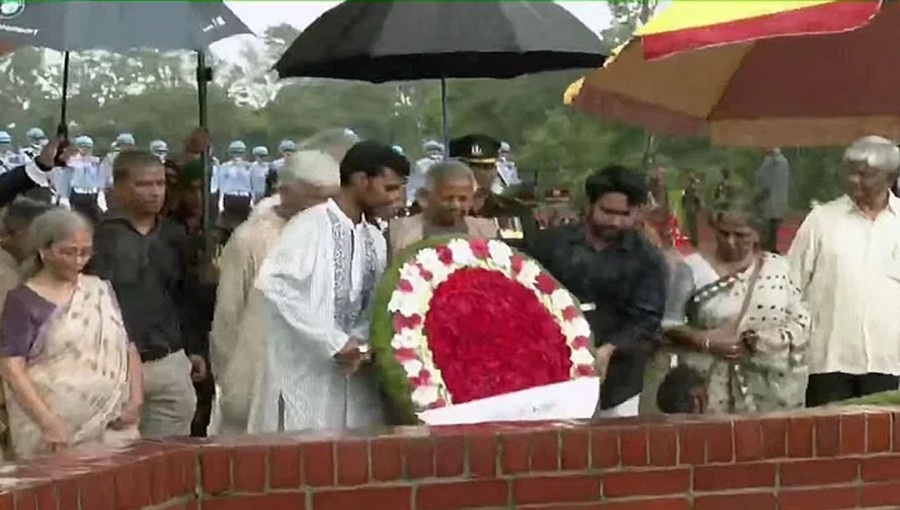 Dr Yunus, other advisors pay homage to Liberation War martyrsa