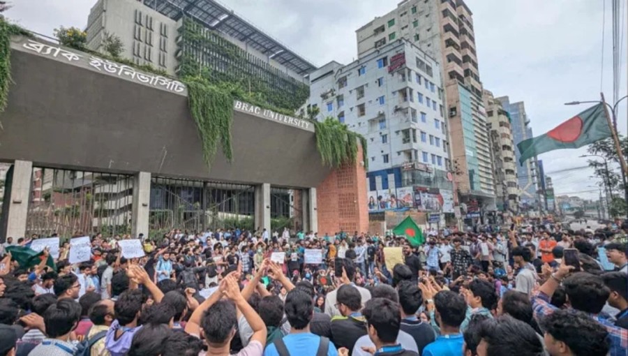 Private University Students Block Major Roads in Dhaka for Quota Reform