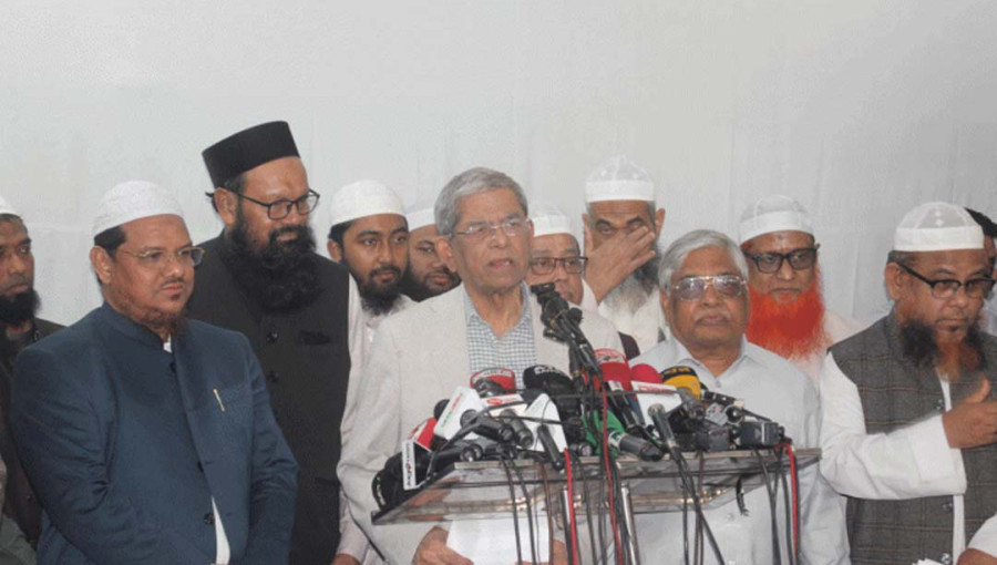 BNP Secretary General Mirza Fakhrul Islam Alamgir with Islami Andolan Bangladesh Ameer Md Rezaul Karim at a press briefing on 27 January. Photo: