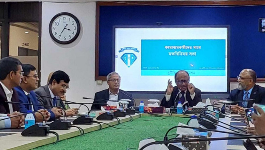 Anti-Corruption Commission (ACC) Chairman Mohammad Abdul Momen speaks while exchanging views with journalists in Dhaka on 22 December 2024. Photo: Collected