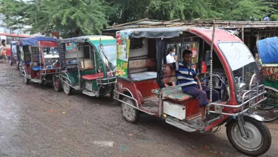 Battery-Run Autorickshaws Banned from Dhaka's Main Roads