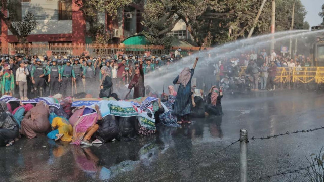 Police use water cannon on protesting teacher candidates marching to Secretariat