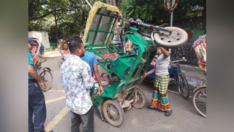 Police begin evicting battery-run rickshaws from Dhanmondi-8 bridge on 12 September 2024.