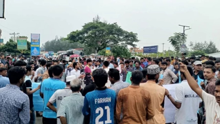 Students Block Dhaka-Barisal Highway in Anti-Quota Protest