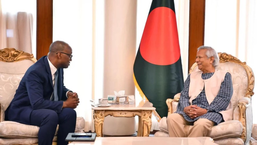 World Bank Country Director Abdoulaye Seck speaks about the new assistance with Chief Adviser Prof Muhammad Yunus at the State Guest House Jamuna in Dhaka on Tuesday, September 17, 2024.