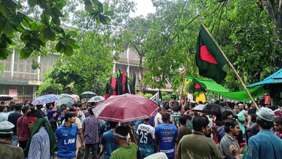 Students Defy Rain, Police Warnings to Protest at Dhaka University