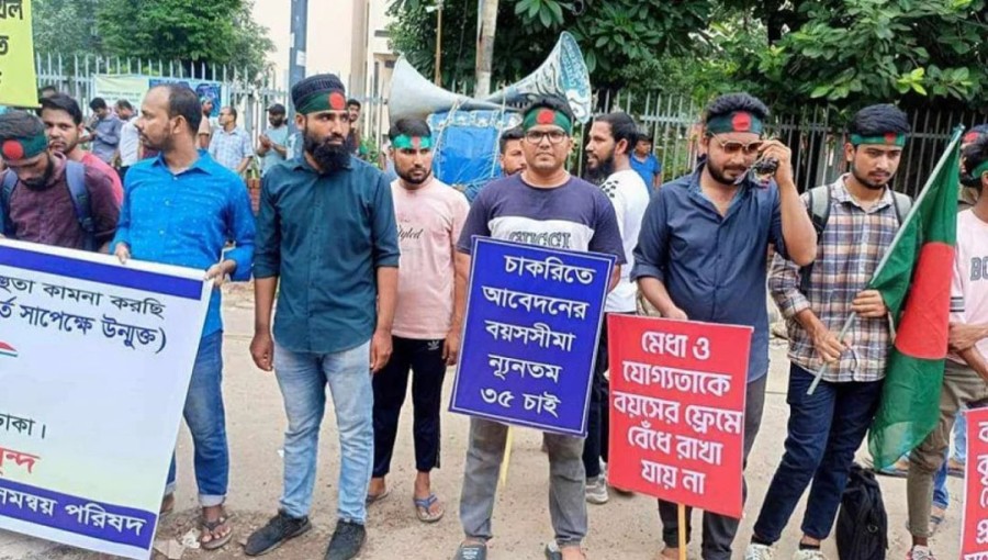 Second day in a row, job seekers have gathered at Shahbagh, demanding that the age limit for entering government jobs be raised to 35