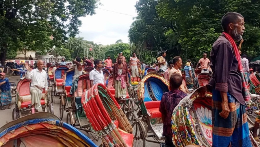 Rickshaw Pullers Demand Ban on Auto-Rickshaws on Main Roads