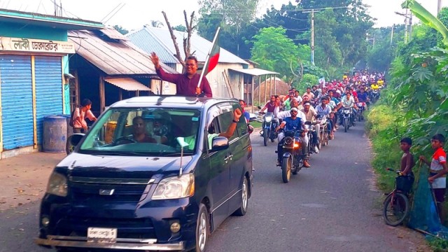 Hasanul Islam Hira leads a motorcycle rally with party supporters in demand for a candidate nomination form Chatmohar. The event took place in Vangura, Pabna, on Wednesday evening.