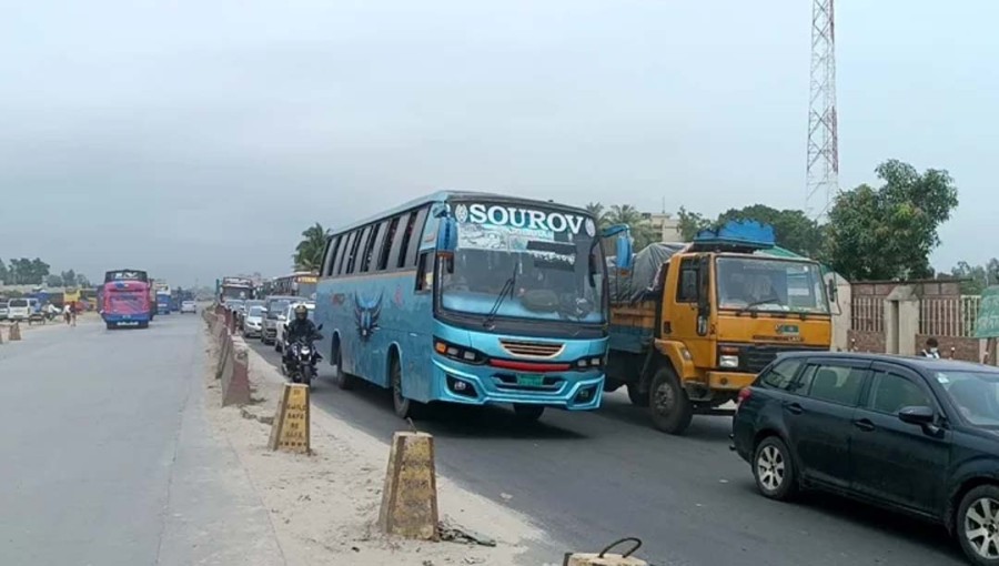 Traffic Surge Causes Jam on Bangabandhu Bridge