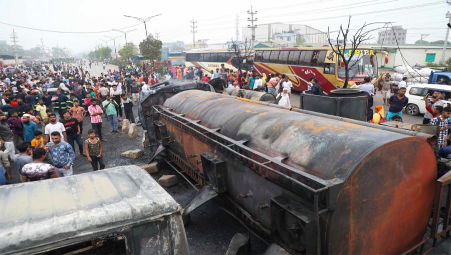 Fatal Accident in Savar: 2 Killed as 5 Vehicles Ignite Following Overturned Oil-laden Lorry