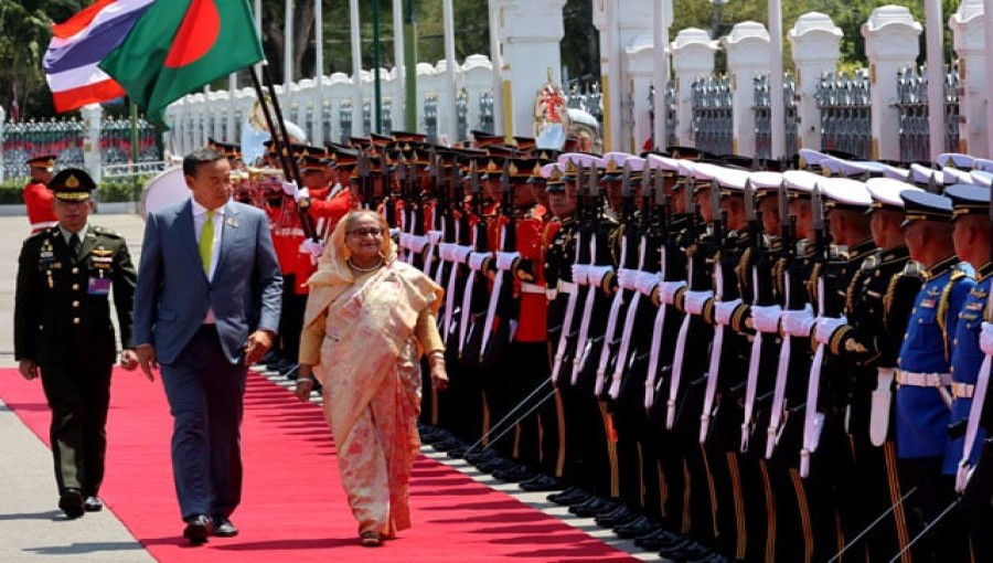 The prime minister of Bangladesh examined the guard of honour provided by a well-groomed detachment of Thai military personnel.