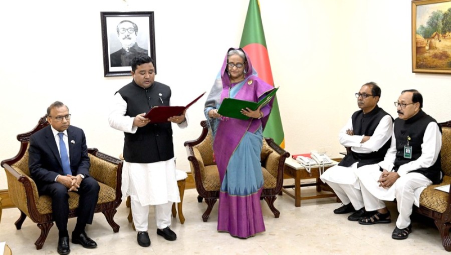 PM swore in Abu Bakar Siddique Shyamol, the newly elected chairman of the Lalmonirhat Zilla Parishad. Photo PMO